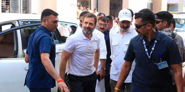 Rahul Gandhi llega a un tribunal en Surat, India, el 23 de marzo de 2023. El tribunal escuchó la apelación del líder del Congreso Rahul Gandhi para suspender su condena en un caso penal de difamación por burlarse del título del primer ministro Narendra Modis que condujo a su expulsión del parlamento. . 