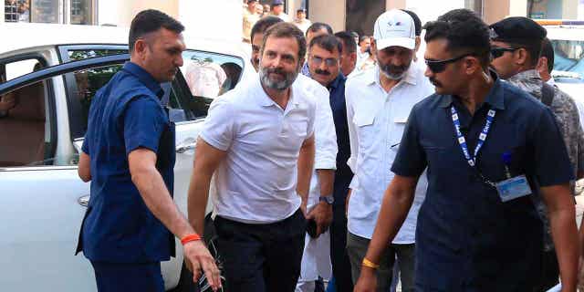 Un tribunal indio se dispone a pronunciarse sobre la apelación del líder del Congreso Rahul Gandhi contra su condena penal por difamación 4 Rahul Gandhi llega a un tribunal en Surat, India, el 23 de marzo de 2023. El tribunal escuchó la apelación del líder del Congreso Rahul Gandhi para suspender su condena en un caso penal de difamación por burlarse del título del primer ministro Narendra Modis que condujo a su expulsión del parlamento. .