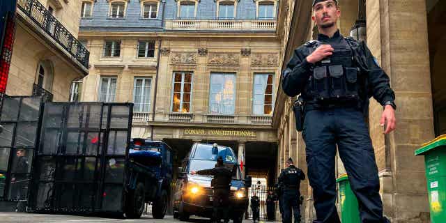 El máximo órgano constitucional de Francia se prepara para pronunciarse sobre el controvertido plan de Macron para elevar la edad de jubilación 4 Las fuerzas policiales levantaron una barricada frente al Consejo Constitucional el 14 de abril de 2023 en París. El máximo órgano constitucional de Francia emitirá una decisión sobre el plan de reforma de pensiones del presidente Emmanuel Macron el 14 de abril de 2023.