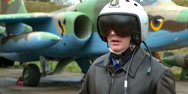 Las tripulaciones de la Fuerza Aérea de Bielorrusia completan un ejercicio táctico de armas nucleares como parte del plan ruso 4 Un piloto de la Fuerza Aérea de Bielorrusia habla el 14 de abril de 2023. El video indica que las tripulaciones aéreas de Bielorrusia completaron un curso de capacitación en Rusia sobre el uso de armas nucleares.