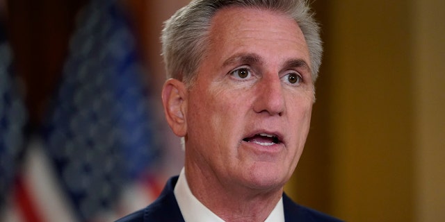 El presidente de la Cámara de Representantes, Kevin McCarthy, de California, habla con los periodistas el lunes 6 de febrero de 2023 en el Capitolio de Washington.