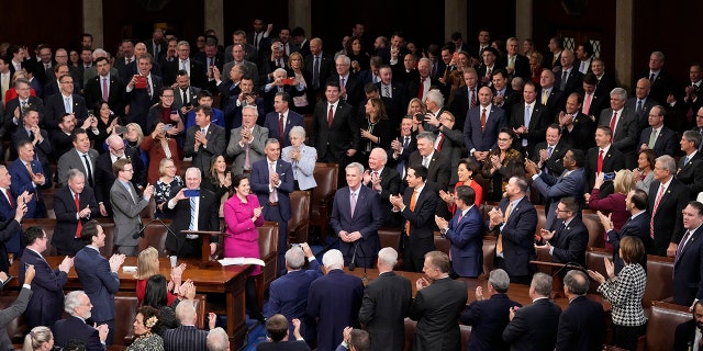 Rep Kevin McCarthy, R-Calif., tersenyum setelah memenangkan pembicara dan mengadakan Kongres ke-118 di Washington, Sabtu pagi, 7 Januari 2023.