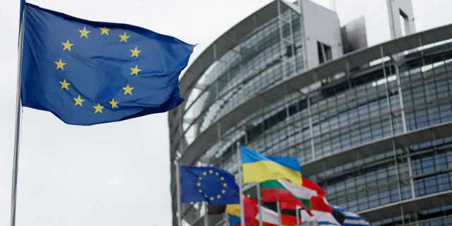 Los legisladores de la UE están dando luz verde a los ciudadanos de Kosovo para viajar libremente en Europa sin una visa 4 La bandera europea, a la izquierda, ondea el 18 de abril de 2023 en el Parlamento Europeo en Estrasburgo, Francia. Los legisladores de la UE han decidido que los ciudadanos de Kosovo podrán viajar libremente en Europa con visas a partir del próximo año.