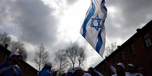 Miles se reúnen en Auschwitz para la caminata anual de recuerdo del Holocausto 4 La Marcha anual de la Vida, una marcha entre dos antiguos campos nazis, que llora a las víctimas del Holocausto y celebra la existencia del estado judío, se exhibe en Oswiecim, Polonia, el 18 de abril de 2023.