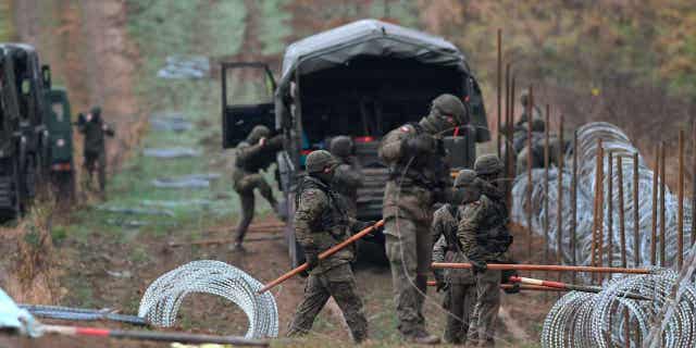 Polonia comienza a construir una barrera electrónica en las fronteras de Rusia para monitorear y contrarrestar actividades ilegales 4 Los soldados polacos comienzan a colocar una barrera de alambre de púas a lo largo de la frontera de su país con Rusia, en Wisztyniec, Polonia, el 2 de noviembre de 2022. El ministro del interior de Polonia dijo que la barrera electrónica se está construyendo para monitorear y contrarrestar cualquier actividad ilegal.