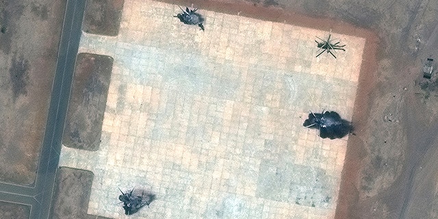 Ova satelitska slika koju je dao Maxar Technologies prikazuje uništene helikoptere u helikopterskoj bazi u južnom Khartoumu, Sudan, utorak, 18. travnja 2023.