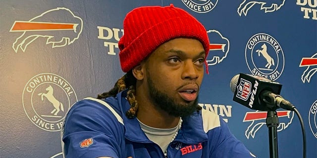 La seguridad de los Buffalo Bills, Damar Hamlin, habla con los periodistas en las instalaciones del equipo en Orchard Park, NY, el martes 18 de abril de 2023.