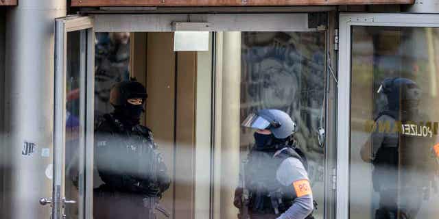 Policajac pregledava teretanu, mjesto napada nožem, u zgradi u Duisburgu, Njemačka, 18. travnja 2023. Nekoliko ljudi je teško ozlijeđeno u napadu nožem.