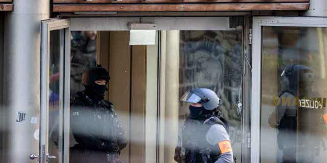 Policajac pregledava teretanu, mjesto napada nožem, u zgradi u Duisburgu, Njemačka, 18. travnja 2023. Nekoliko ljudi je teško ozlijeđeno u napadu nožem.