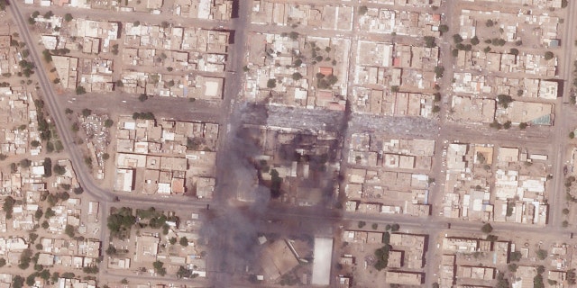 Ova satelitska fotografija Planet Labs PBC-a prikazuje požare i uništene štandove na tržnici u komercijalnom području sjevernog Khartouma, Sudan, utorak, 18. travnja 2023.