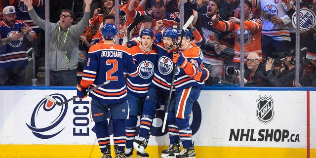 Oilers celebran un gol en el primer tiempo