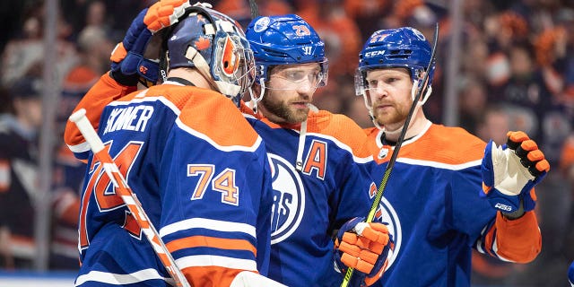 Los Oilers celebran su victoria en el Juego 2