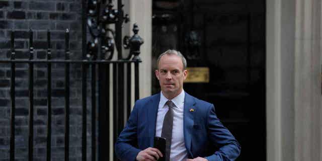 El primer ministro del Reino Unido, Rishi Sunak, está revisando las acusaciones de intimidación contra el ministro de Justicia, Dominic Raab 4 Viceprimer ministro británico Dominic Raab