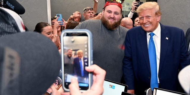 Trump poses for photo with supporter pizza