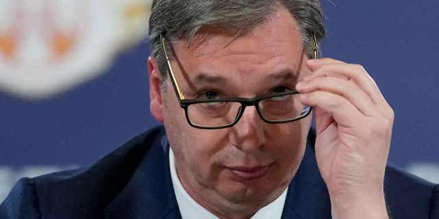 El presidente de Serbia critica duramente a los funcionarios occidentales por los intentos de normalizar las relaciones con Kosovo 4 Presidente serbio Aleksandar Vucic