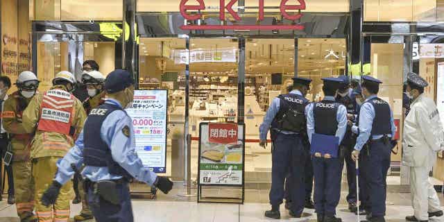 El servicio de trenes de alta velocidad en Japón se detuvo temporalmente después de que se encontrara un objeto sospechoso cerca de la estación de Hiroshima. 4 oficiales de policía