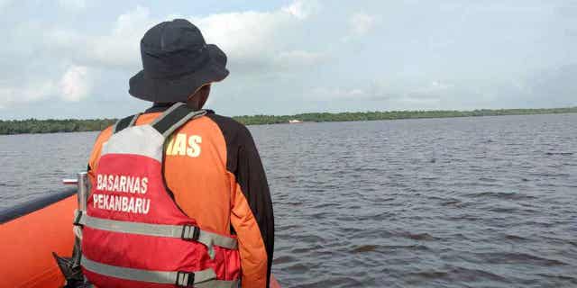 Una lancha rápida con 74 personas a bordo volcó en Indonesia, matando al menos a 11. 4 Agencia de búsqueda de Indonesia