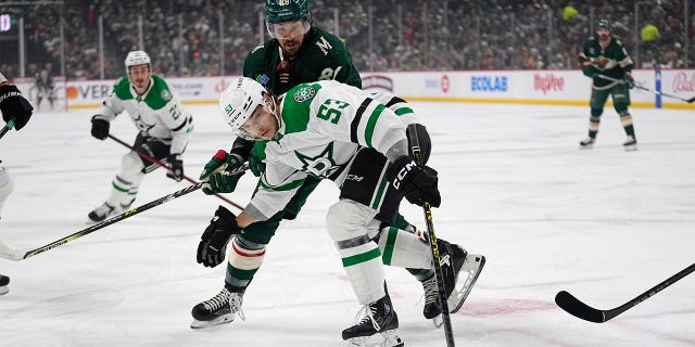 Wyatt Johnston reaches for the puck