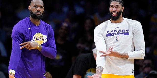 ليبرون جيمس وأنتوني ديفيس يحتفلان