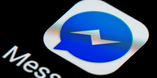 Pada ilustrasi foto ini, logo Facebook Messenger terlihat terpampang di smartphone. 