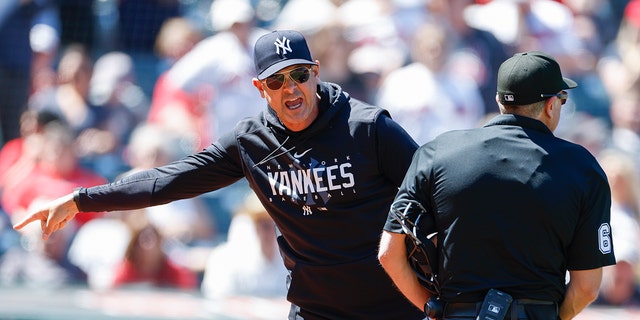Aaron Boone yells at the referee