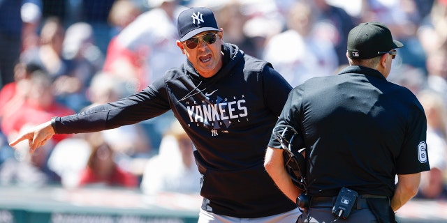 Aaron Boone le grita al árbitro