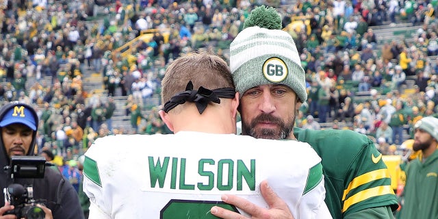 Aaron Rodgers y Zach Wilson se besan