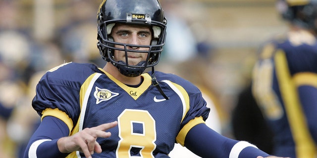 Aaron Rodgers warms up in college game