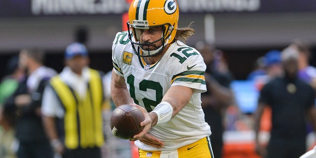Aaron Rodgers hands over the ball