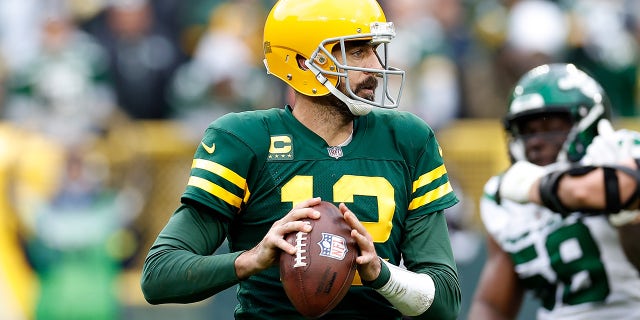 Aaron Rodgers juega con los Jets