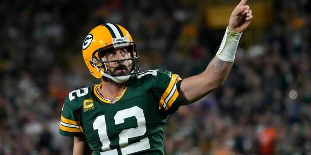 Aaron Rodgers points to the sky