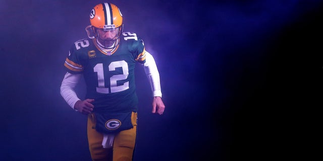 Aaron Rodgers corre en el campo