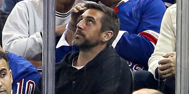 Aaron Rodgers watches hockey