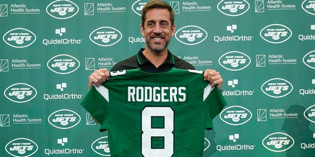 Aaron Rodgers con su camiseta de los Jets
