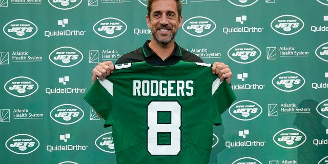 Aaron Rodgers con su camiseta de los Jets