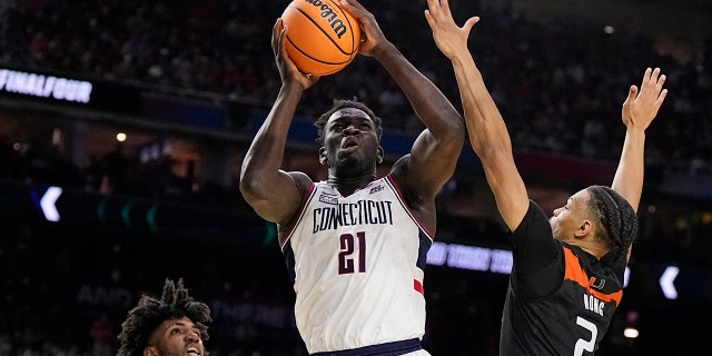 El alero de Connecticut Adama Sanogo supera al escolta de Miami Isaiah Wong durante la segunda mitad de un partido de baloncesto universitario de la Final Four del Torneo de la NCAA el sábado 1 de abril de 2023 en Houston. 