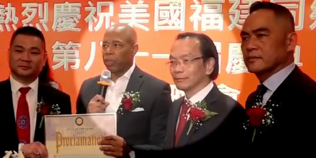 Verdachte Lu Jianwang van de Chinese politie van New York City gezien naast burgemeester Eric Adams