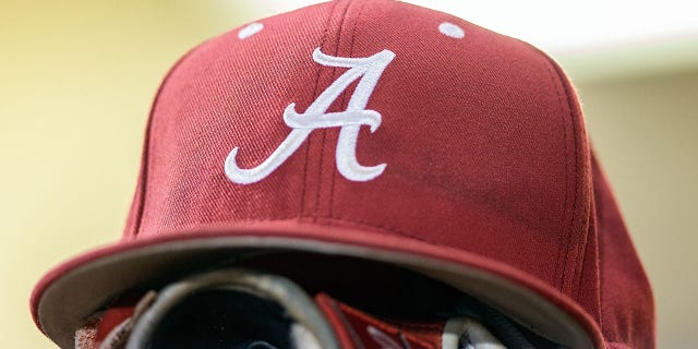 Una gorra de Alabama Crimson Tide en el banquillo durante un juego entre Alabama y LSU Tigers el 12 de mayo de 2018, en el Alex Box Stadium en Baton Rouge, Louisiana. 