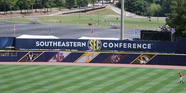 El logotipo de la SEC durante la apertura del Torneo de Béisbol de la SEC de 2015 entre Alabama y Ole Miss. 