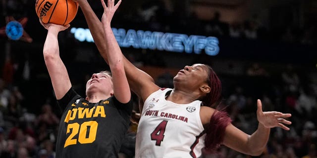 Kate Martin de Iowa intenta pasar a Aliyah Boston de Carolina del Sur durante la primera mitad de un partido de baloncesto de las Semifinales de las Finales Femeninas de la NCAA el viernes 31 de marzo de 2023 en Dallas. 