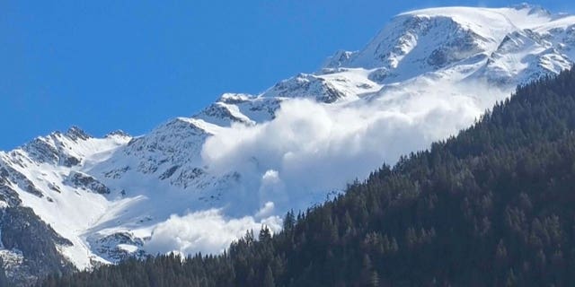 Mueren 6 personas en una avalancha, incluidos guías de montaña, en los Alpes franceses 4 En esta imagen proporcionada por Contamines Montjoie, una avalancha desciende por el glaciar Armancette en Contamines-Montjoie, Francia, en la región de Haute-Savoie, a unas 20 millas al suroeste de Chamonix, el 9 de abril de 2023.