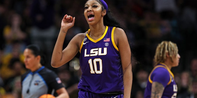 LSU Lady Tigers'ın 10 numarası Angel Reese, 2 Nisan 2023'te Dallas'ta American Airlines Center'da düzenlenen 2023 NCAA Kadınlar Basketbol Turnuvası şampiyonluk maçında Iowa Hawkeyes'e karşı dördüncü çeyrekte tepki veriyor.