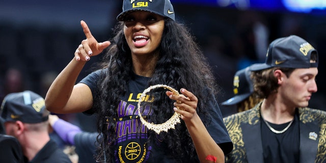 LSU Lady Tigers forveti Angel Reese, American Airlines Center'da düzenlenen Women's Final Four NCAA turnuvasının son turunda Iowa Hawkeyes'i mağlup etmesini kutluyor.