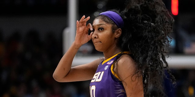 Angel Reese de LSU celebra un triple durante la primera mitad del juego de baloncesto del Campeonato Final Four Femenino de la NCAA contra Iowa el domingo 2 de abril de 2023 en Dallas.