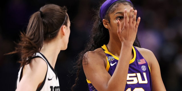 Angel Reese (10) de LSU Lady Tigers reacciona ante Caitlin Clark (22) de Iowa Hawkeyes durante el cuarto cuarto del juego del Campeonato Nacional 2023 en el American Airlines Center el 2 de abril de 2023 en Dallas, Texas.