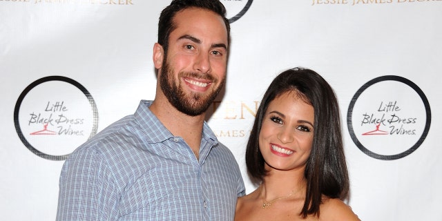 Anthony Bass y Sydney Rae James asisten a Jessie James Decker "de gatito" Lanzamiento de ropa en el Gramercy Park Hotel el 17 de noviembre de 2015 en la ciudad de Nueva York.