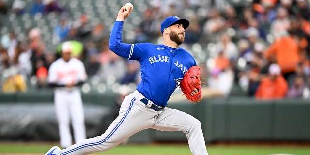 Toronto Blue Jays #52 Anthony Bass lanza contra los Orioles de Baltimore en el segundo juego de una doble cartelera en Oriole Park en Camden Yards el 5 de octubre de 2022 en Baltimore.