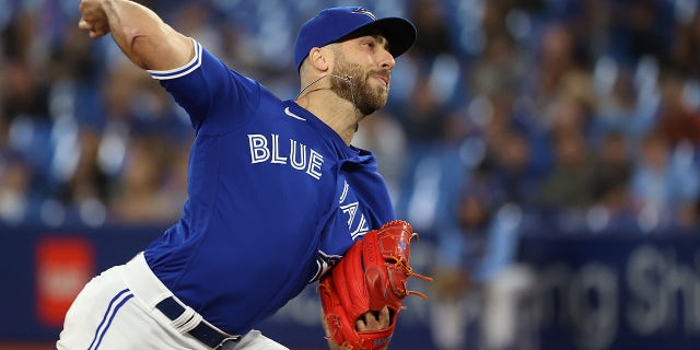   El lanzador de relevo de los Toronto Blue Jays, Anthony Bass, #52, mientras los Toronto Blue Jays se enfrentan a los Tampa Bay Rays en el Rogers Centre de Toronto el 14 de septiembre de 2022.