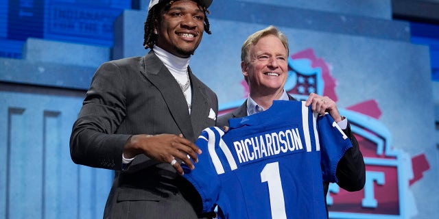 Anthony Richardson con Roger Goodell