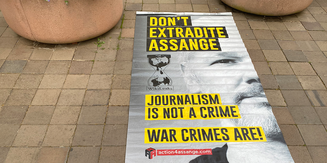 A sign opposing Julian Assange's extradition to the U.S. seen at a rally in Washington, D.C.